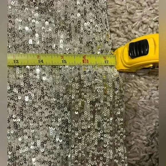 - Holiday sparkle shirt size M (K100) - Picture 10 of 11